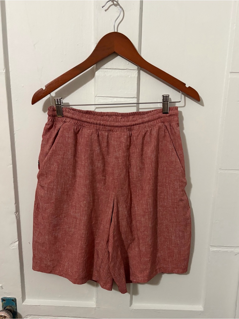 Lululemon Pace Breaker Short 9"
Liner Sunbleached Red Multi Mens